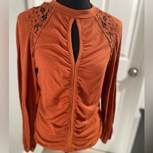 Daytrip burnt orange ruched keyhole with embroidery top in small